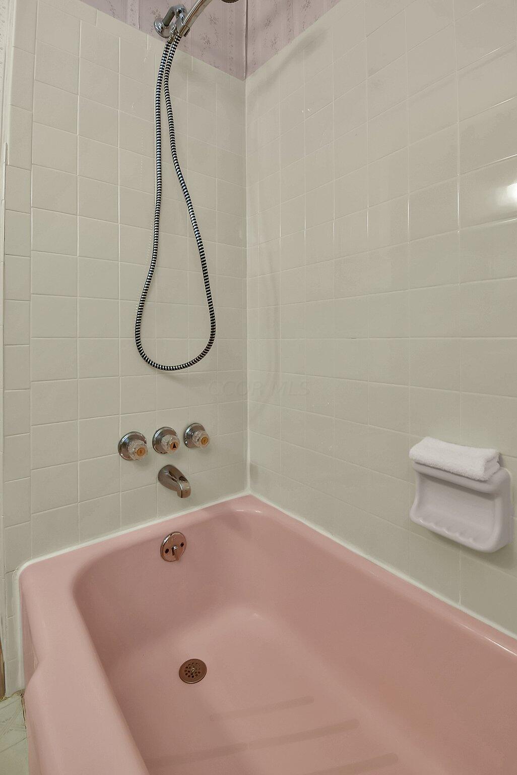 1285 Bernhard Road Columbus, OH 43227 - Photo 27 of 35 Full Bath