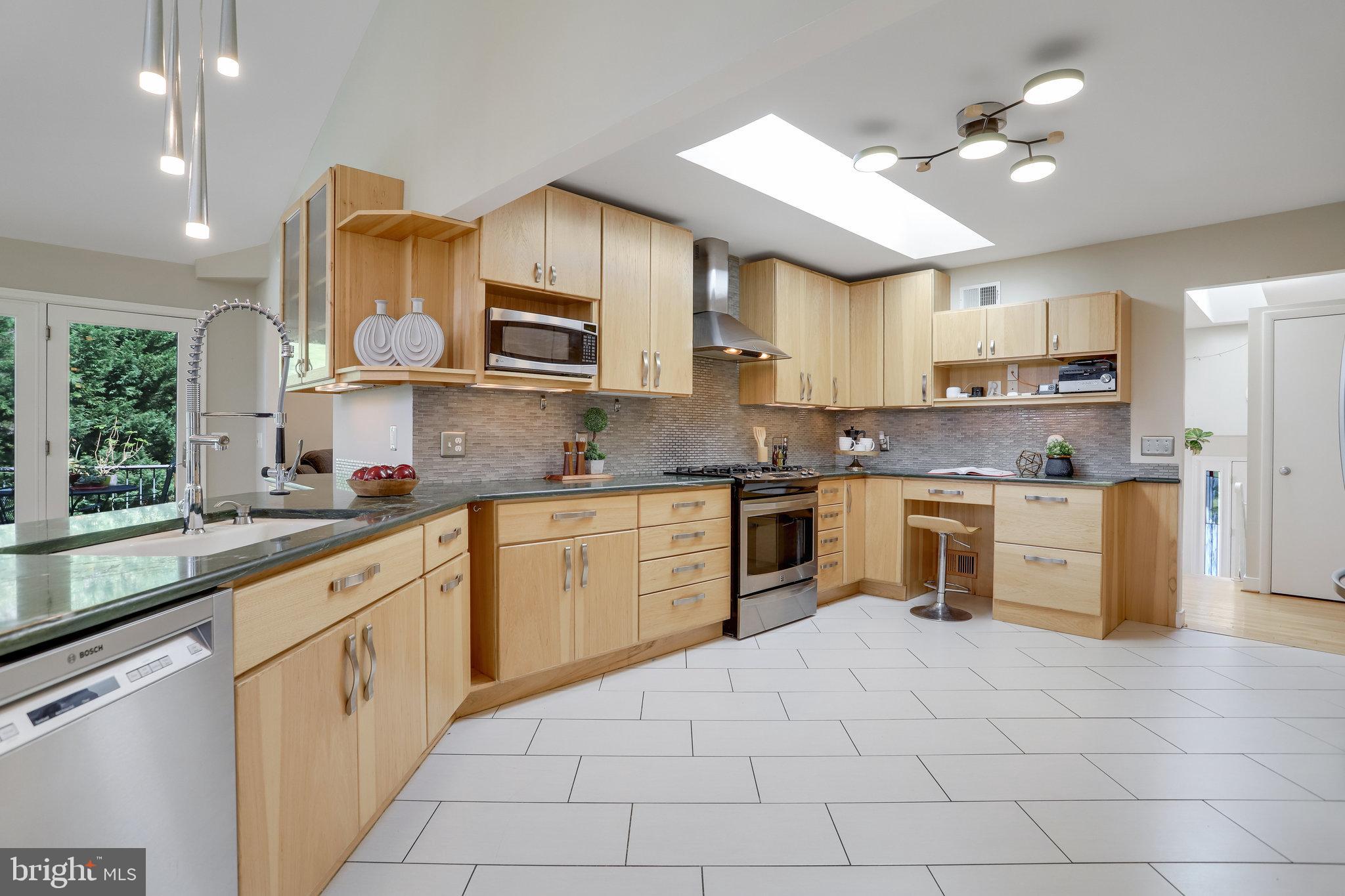 7112 Wesley Road Springfield, VA 22150 - Photo 5 of 43