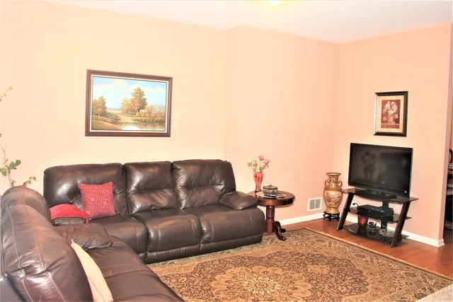 $2,900 | 2492 Waterbury Lane, Buffalo Grove, IL 60089