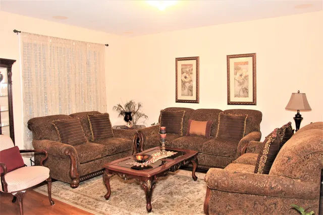 $2,900 | 2492 Waterbury Lane, Buffalo Grove, IL 60089