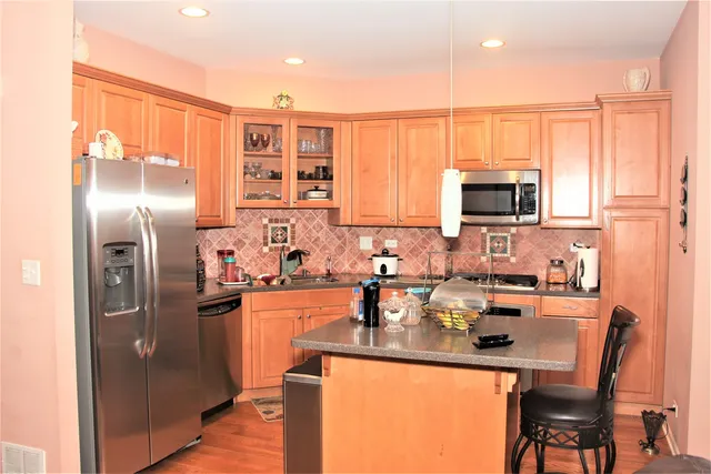 $2,900 | 2492 Waterbury Lane, Buffalo Grove, IL 60089