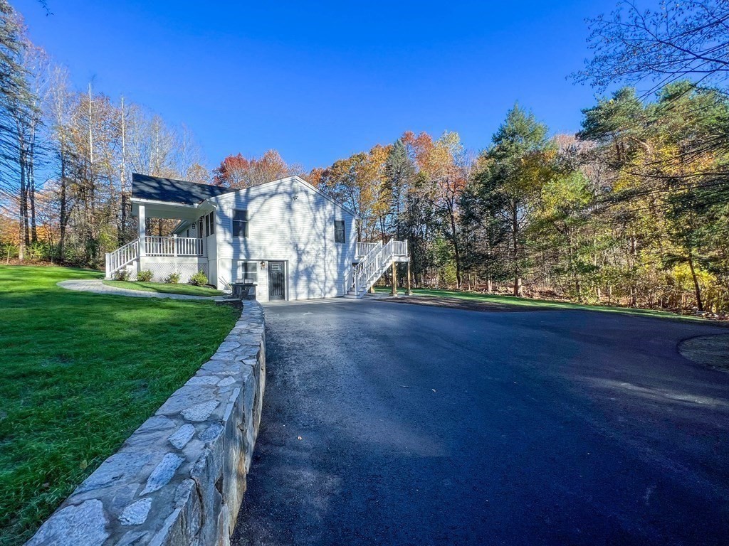 a view of a house with a yard