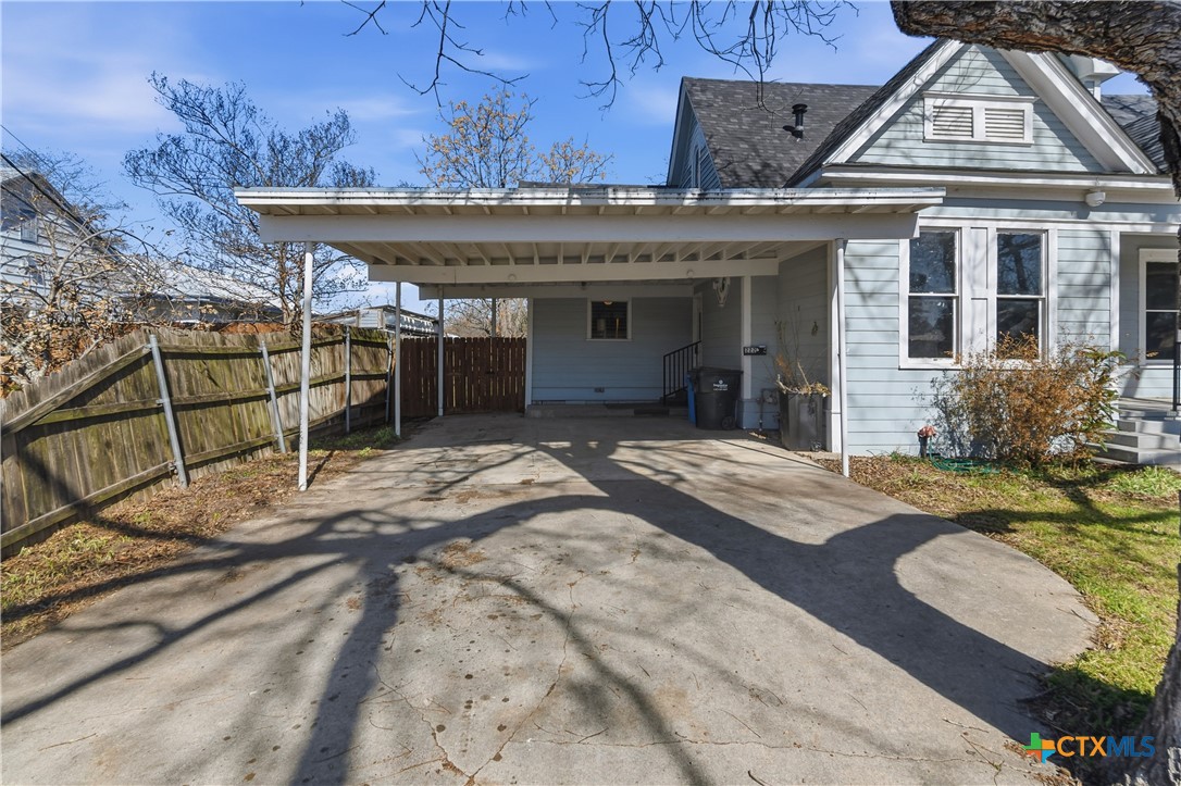 222 East Cedar Street Seguin, TX 78155 - Photo 4 of 46 a front view of a house with a garden