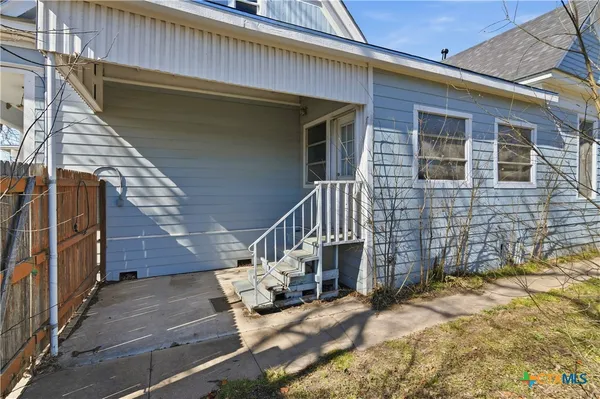 $335,000 | 222 East Cedar Street, Seguin, TX 78155