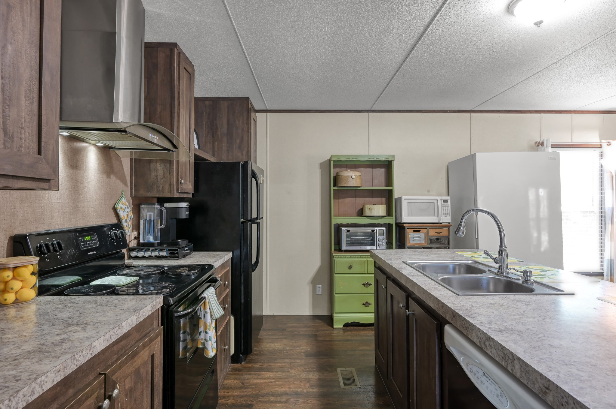 400 Raven Hill Road Oakhurst, TX 77359 - Photo 17 of 45 a kitchen with stainless steel appliances granite countertop a sink stove and refrigerator