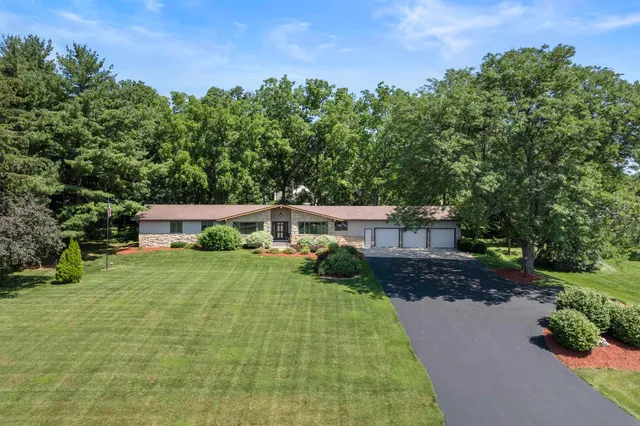 $799,999 | 5572 Stable View Lane, Fitchburg, WI 53575