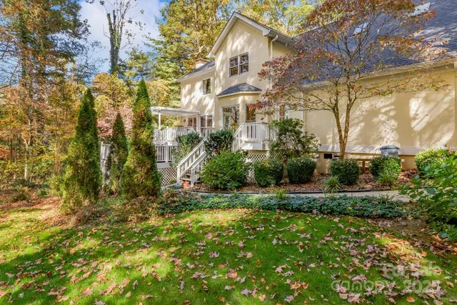 a view of a pathway both side of house