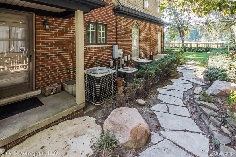 21 Hawthorne Road Grosse Pointe, MI 48236 - Photo 67 of 80 070-Walk_Way-2094144-small.jpg