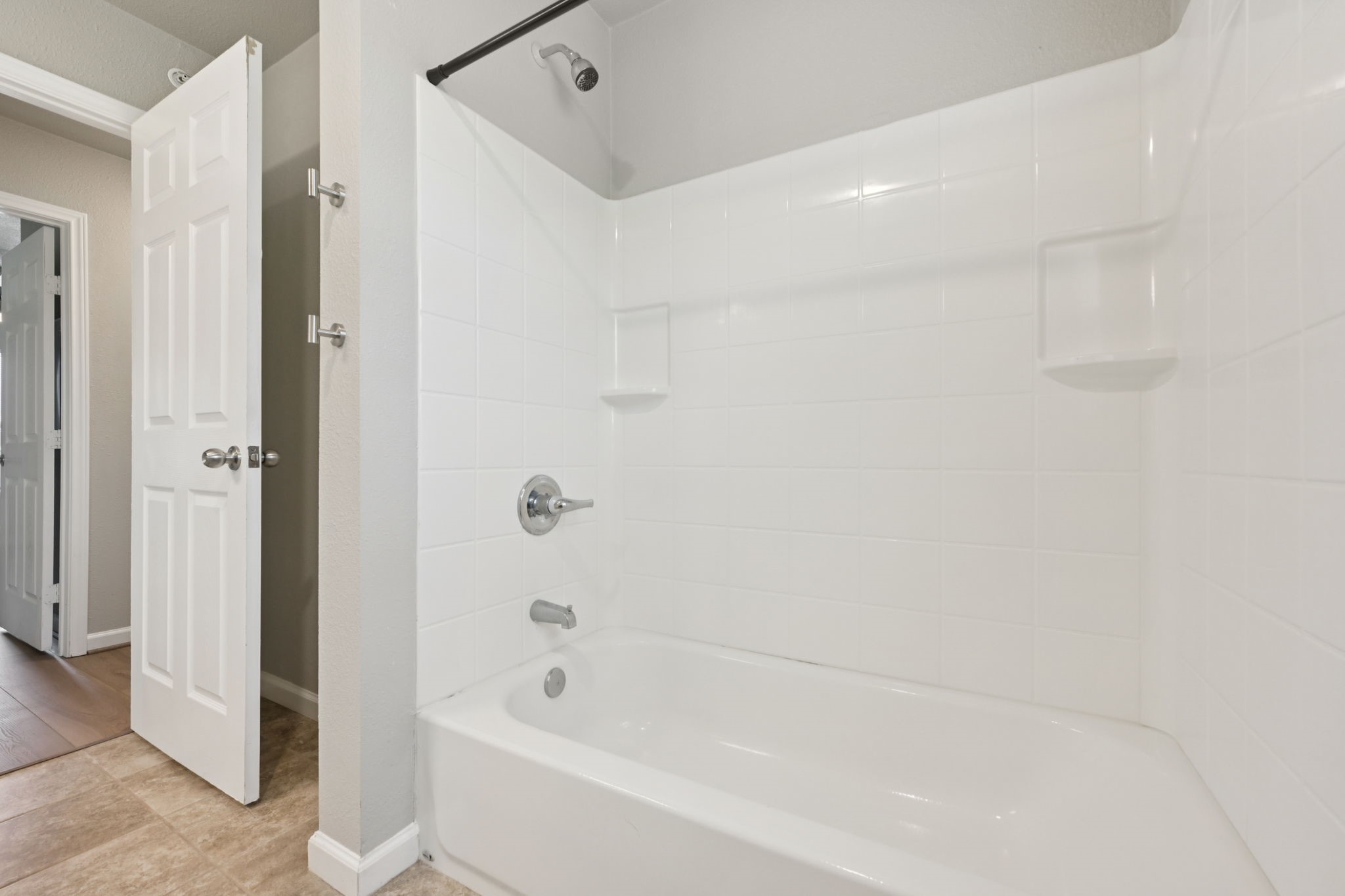 254 Plez Morgan Drive, Unit F Montgomery, TX 77356 - Photo 23 of 31 a bathroom with a bathtub