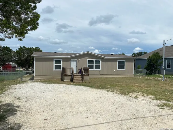 $1,575 | 1123 Hedgestone, Canyon Lake, TX 78133