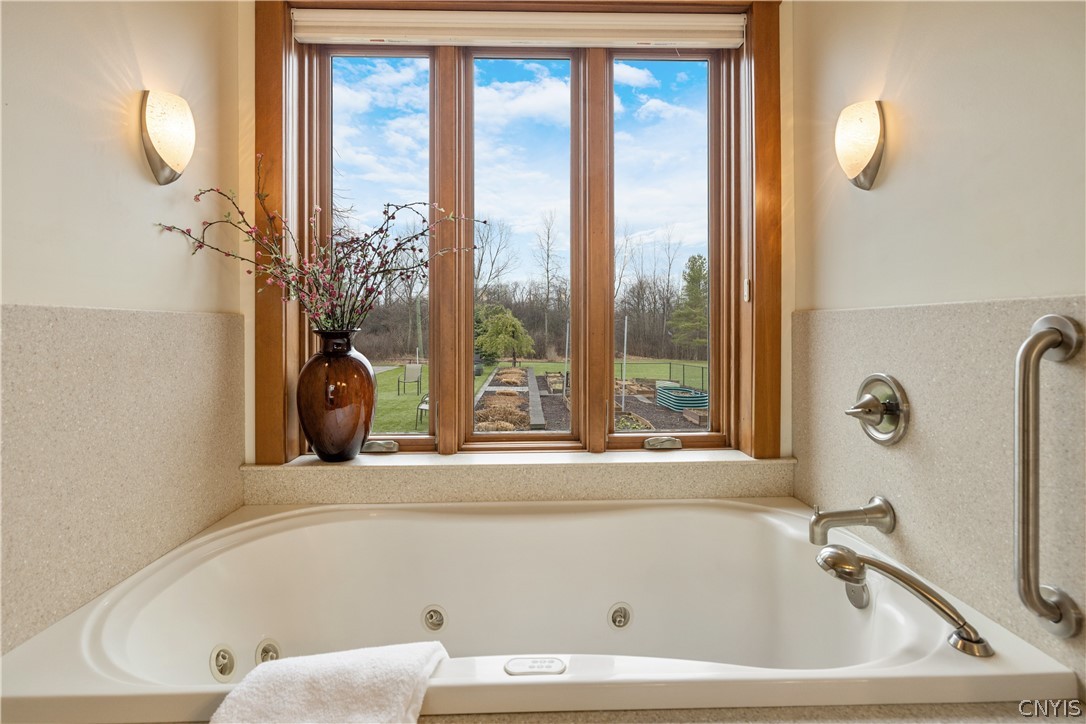 6687 Beach Road Camillus, NY 13209 - Photo 21 of 50 Jacuzzi tub.