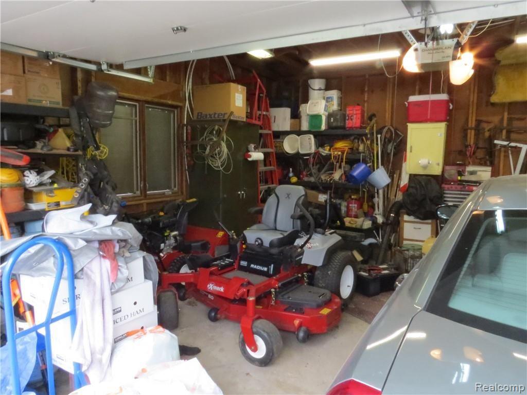 3270 Welch Road Walled Lake, MI 48390 - Photo 16 of 20 garage 1.JPG