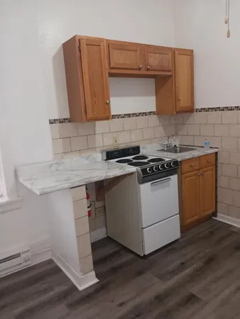 $1,100 | 3920 North Broadway, Unit 302, Chicago, IL 60613