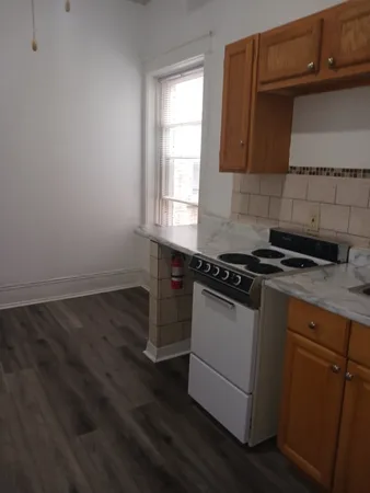 $1,100 | 3920 North Broadway, Unit 302, Chicago, IL 60613