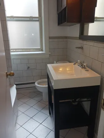 $1,100 | 3920 North Broadway, Unit 302, Chicago, IL 60613
