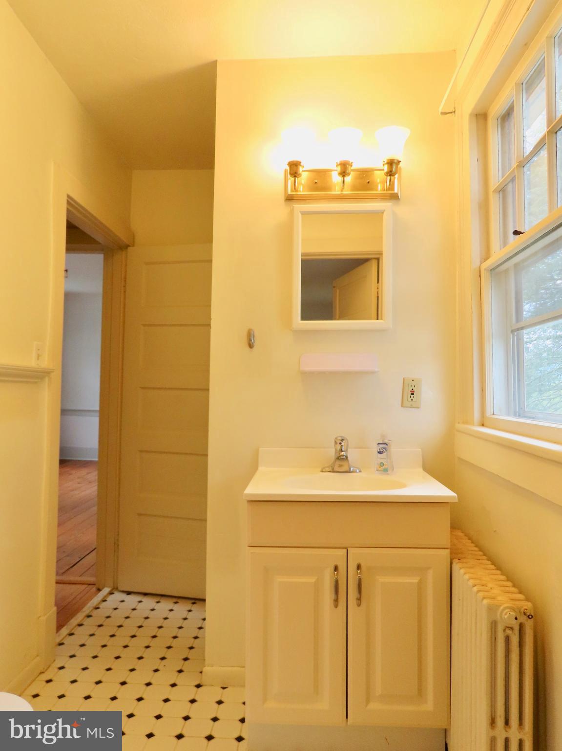 262 Main Street Washington, VA 22747 - Photo 17 of 30 Full bath with shower upstairs
