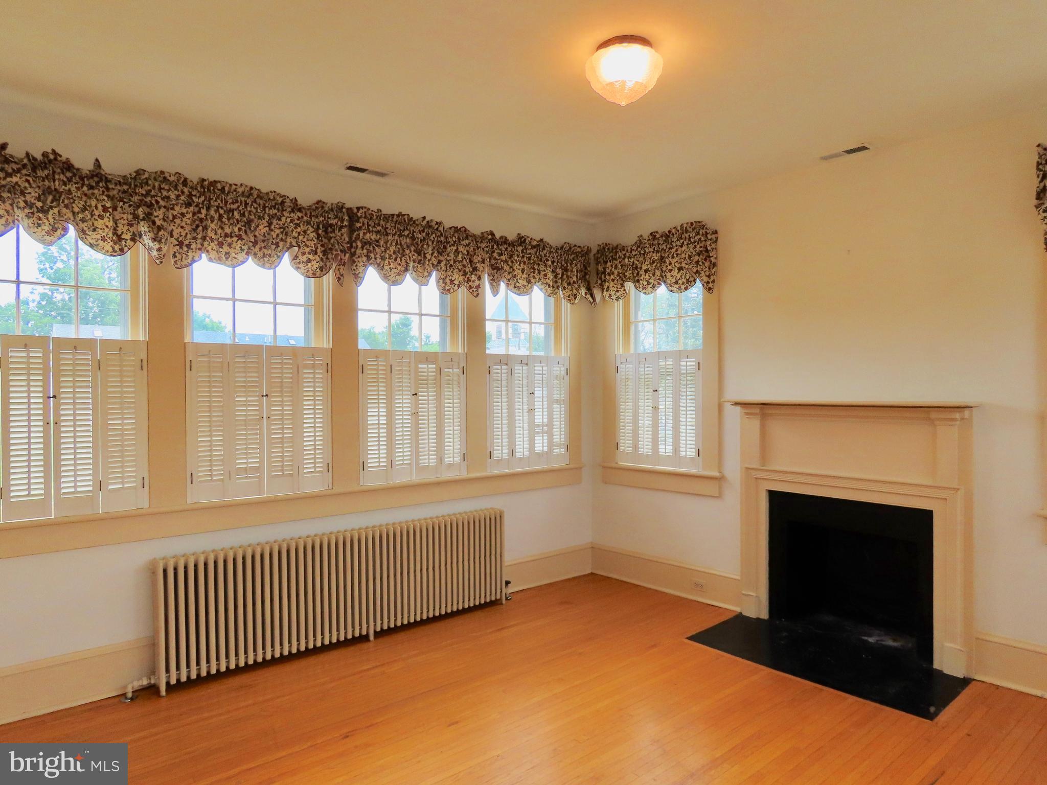262 Main Street Washington, VA 22747 - Photo 19 of 30 Sunroom with windows all around the room