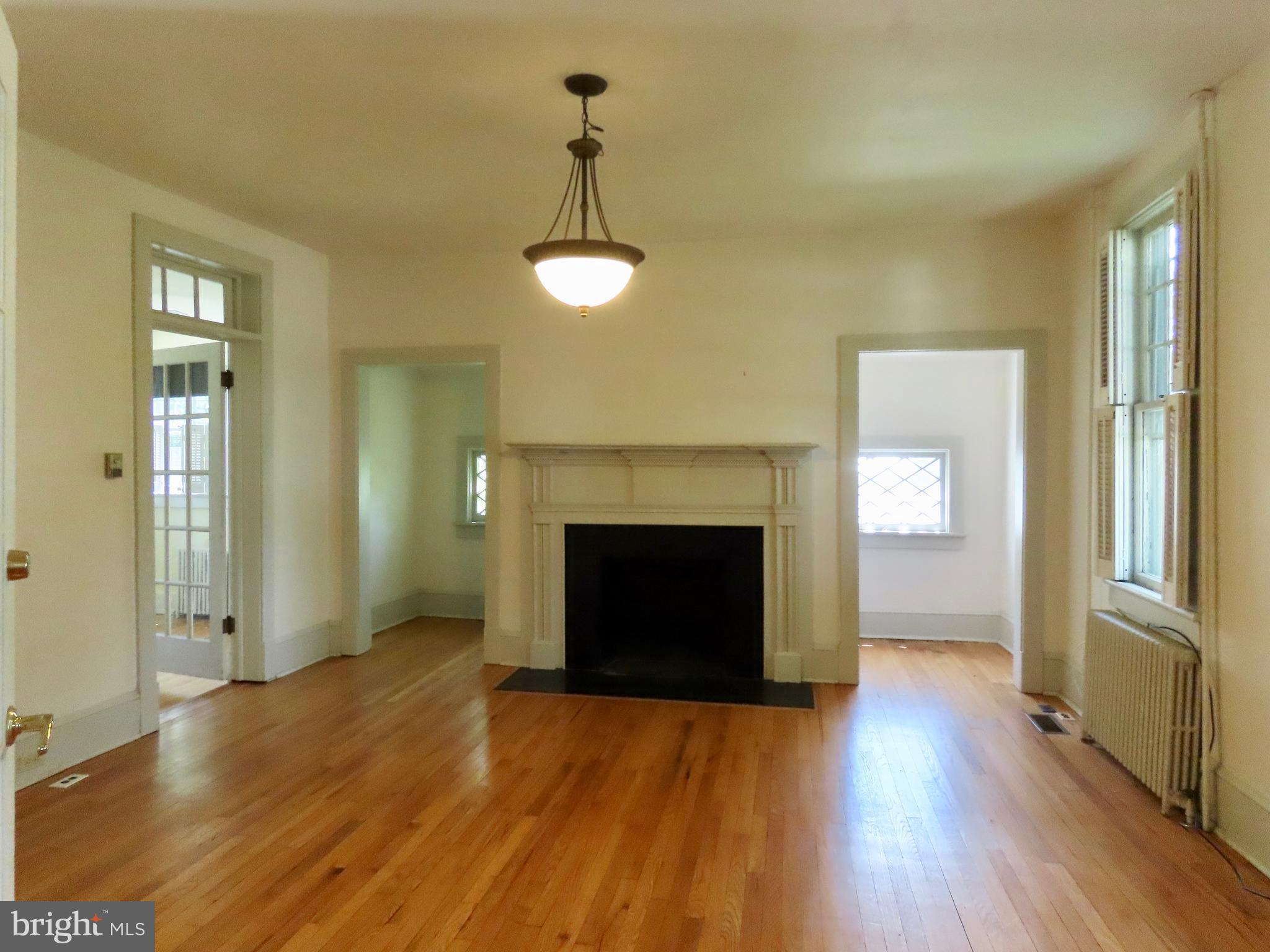 262 Main Street Washington, VA 22747 - Photo 5 of 30 Living Room - office to the left