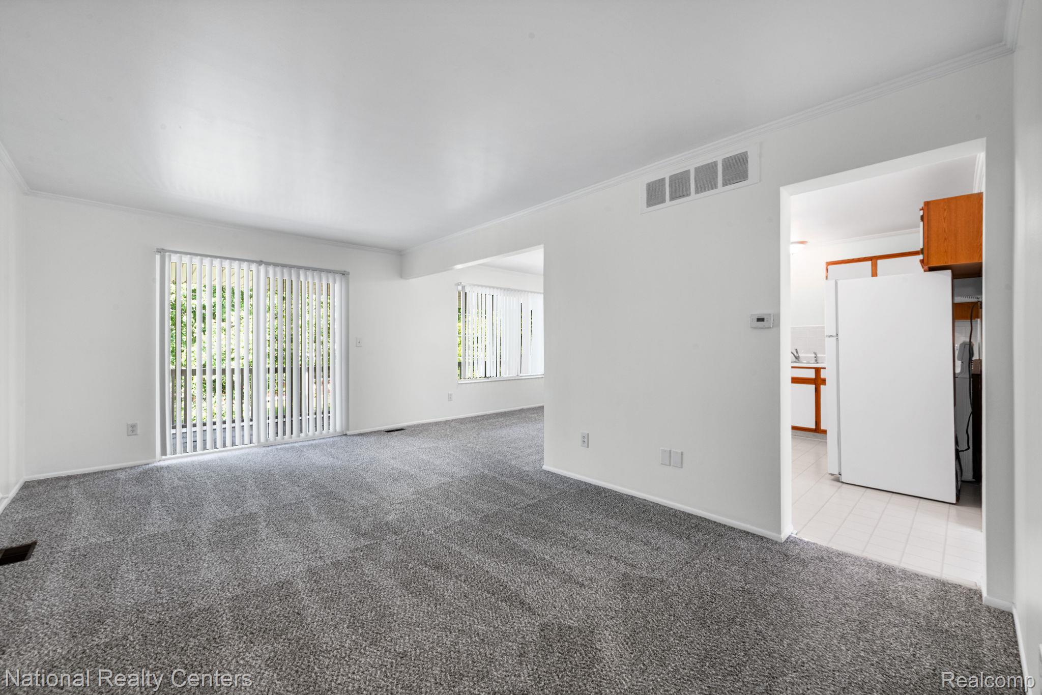 29546 Hoover Road Warren, MI 48093 - Photo 6 of 29 9-web-or-mls-29546-hoover-rd.jpg