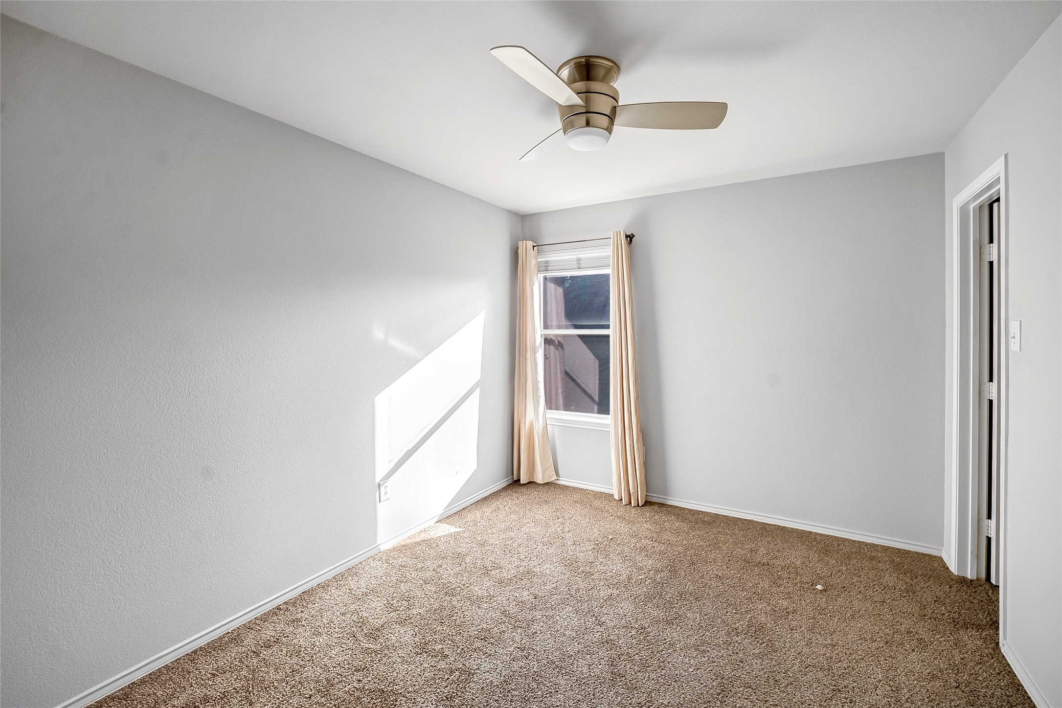 7403 Fall Springs Lane Humble, TX 77396 - Photo 10 of 16 a view of empty room with ceiling fan