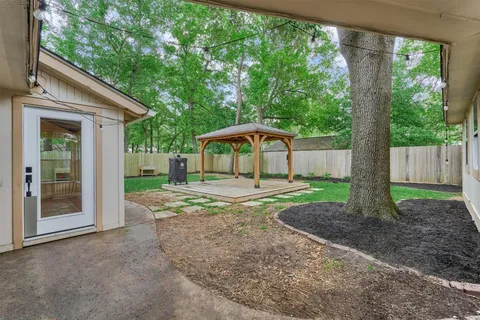 a view of a house with backyard and garden