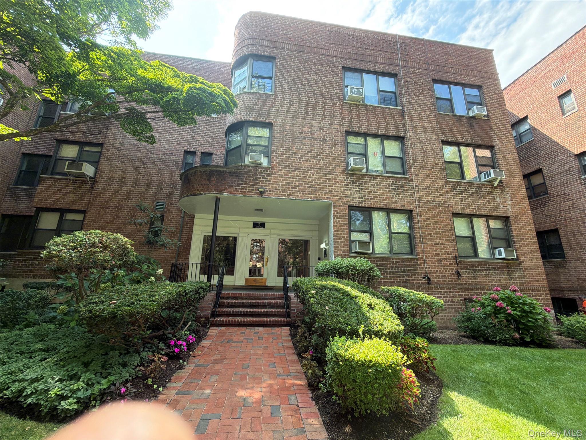 15 Clent Road, Unit 3C Great Neck, NY 11021 - Photo 1 of 10 Gallery Image 1