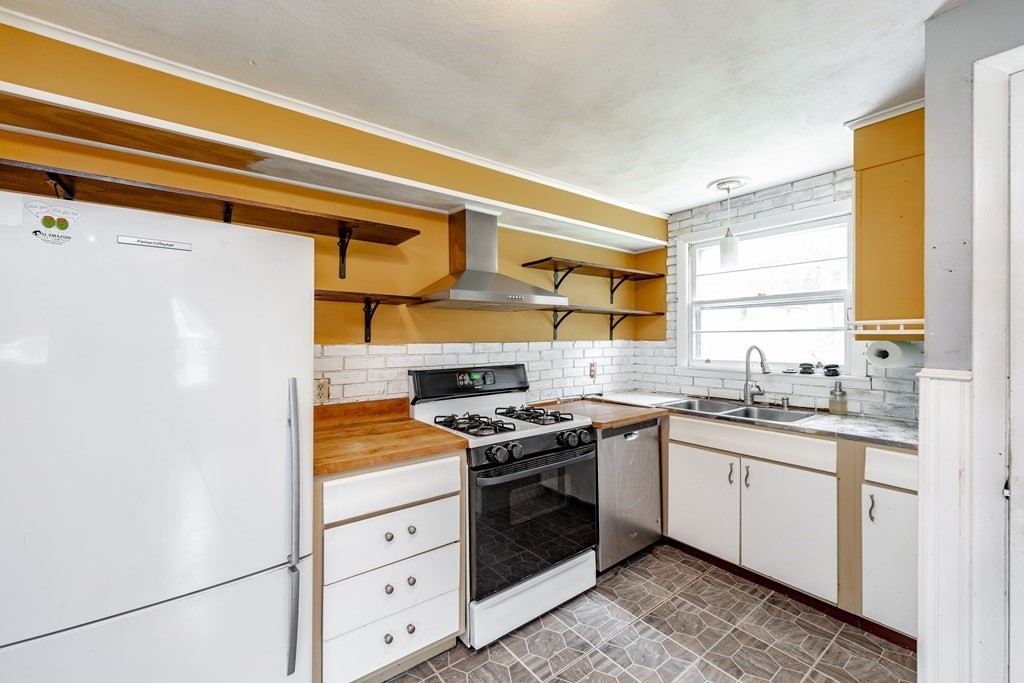 117 Louis Road Springfield, MA 01118 - Photo 3 of 30 Gallery Image 3