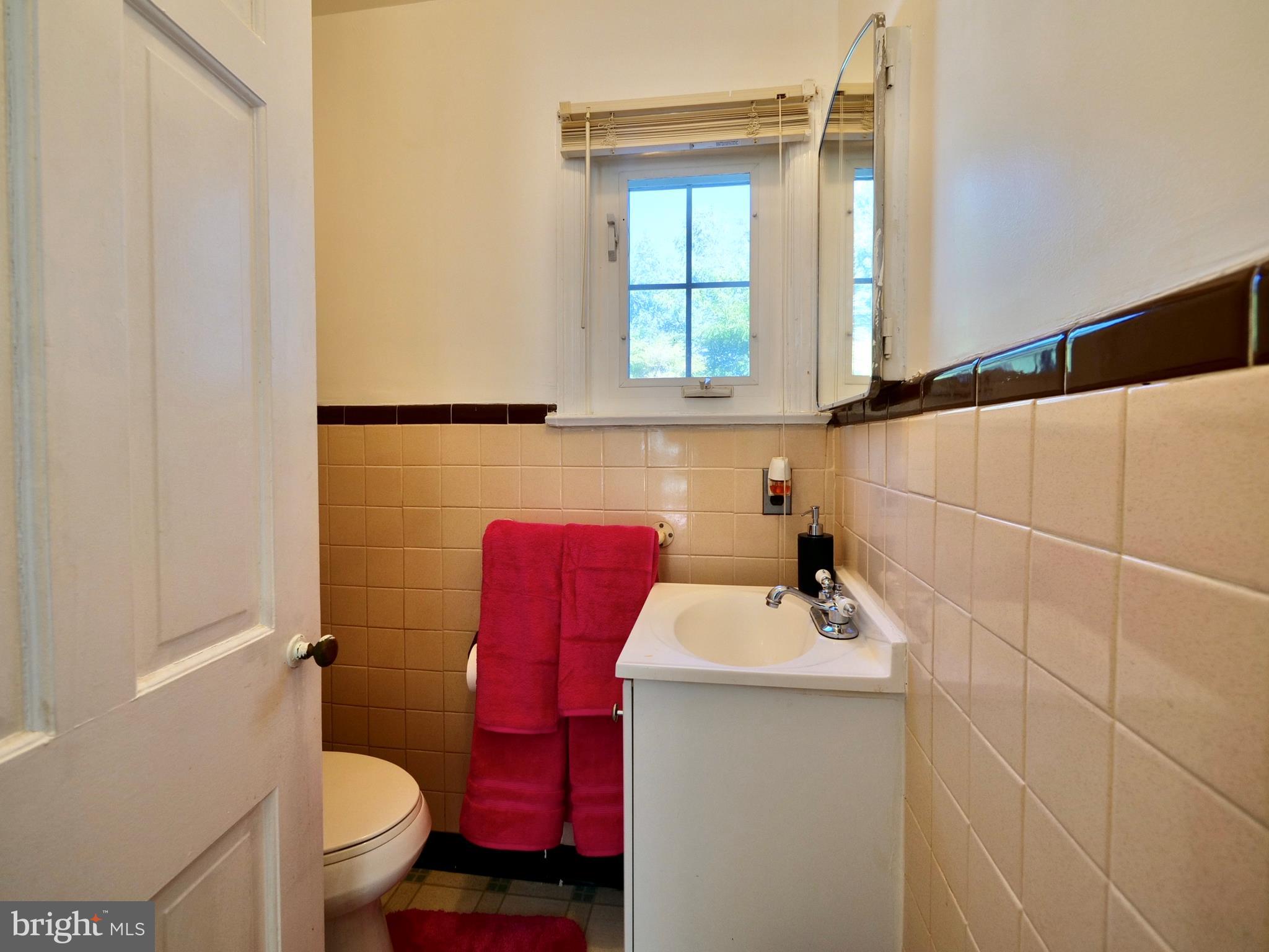 7 Arbor Lea Road Lansdowne, PA 19050 - Photo 17 of 32 POWDER ROOM