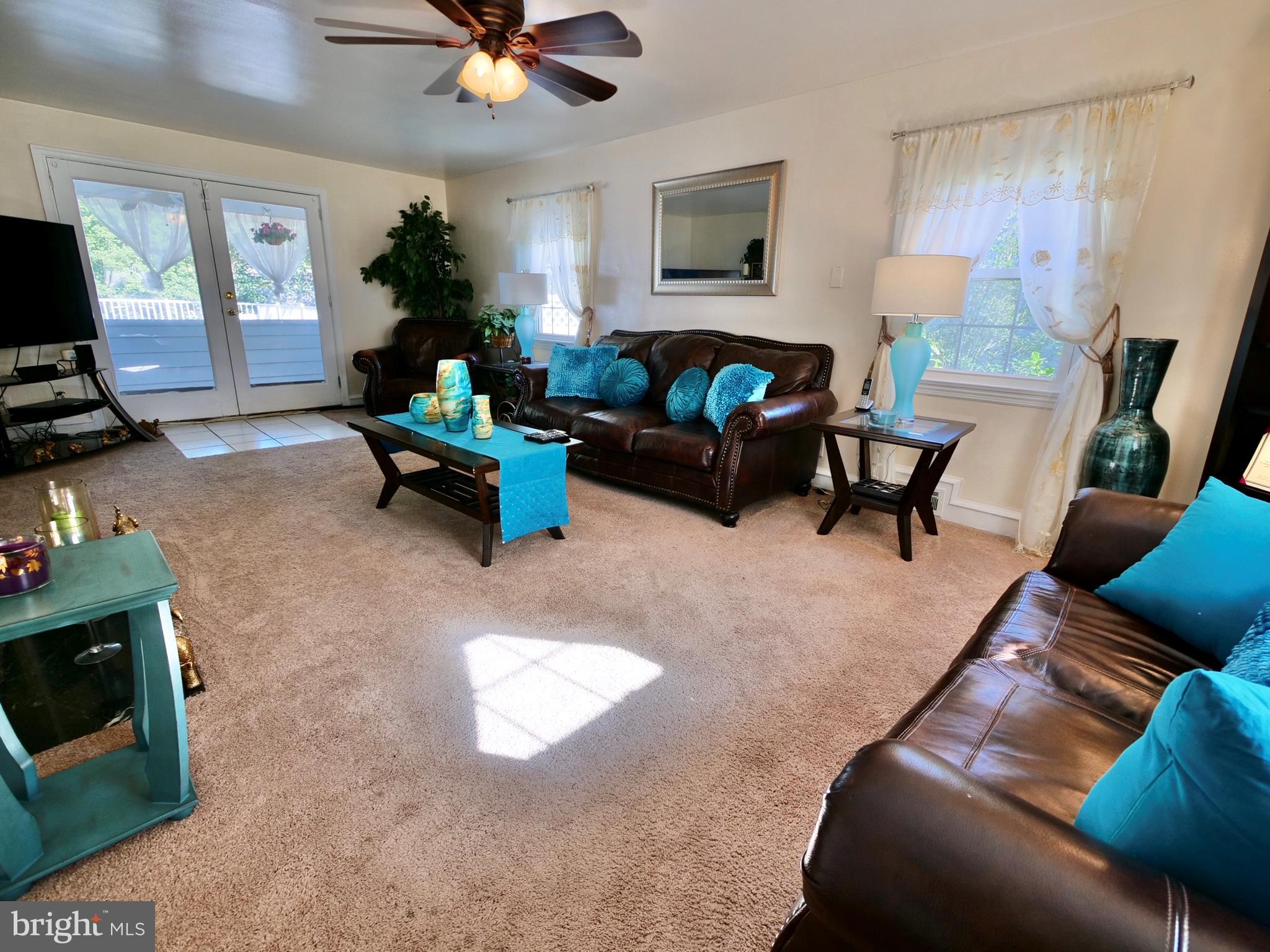 7 Arbor Lea Road Lansdowne, PA 19050 - Photo 5 of 32 LIVING ROOM