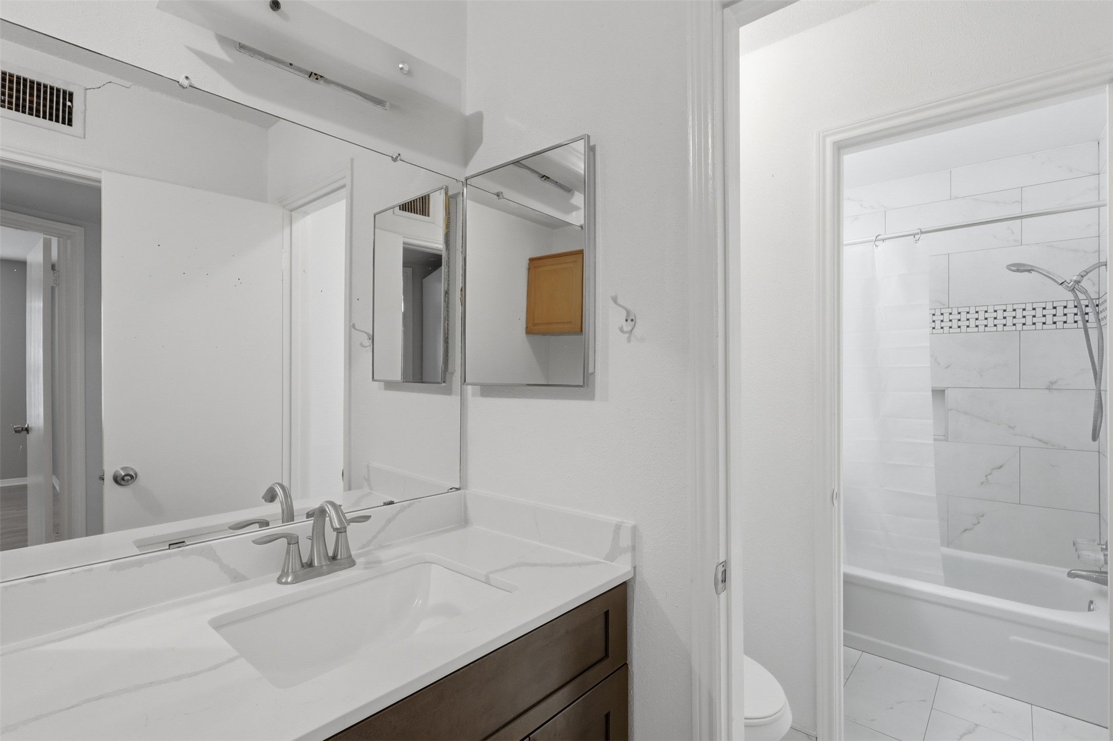 811 Threadneedle Street, Unit 287 Houston, TX 77079 - Photo 11 of 16 Updated secondary bathroom with modern fixtures and vanity.