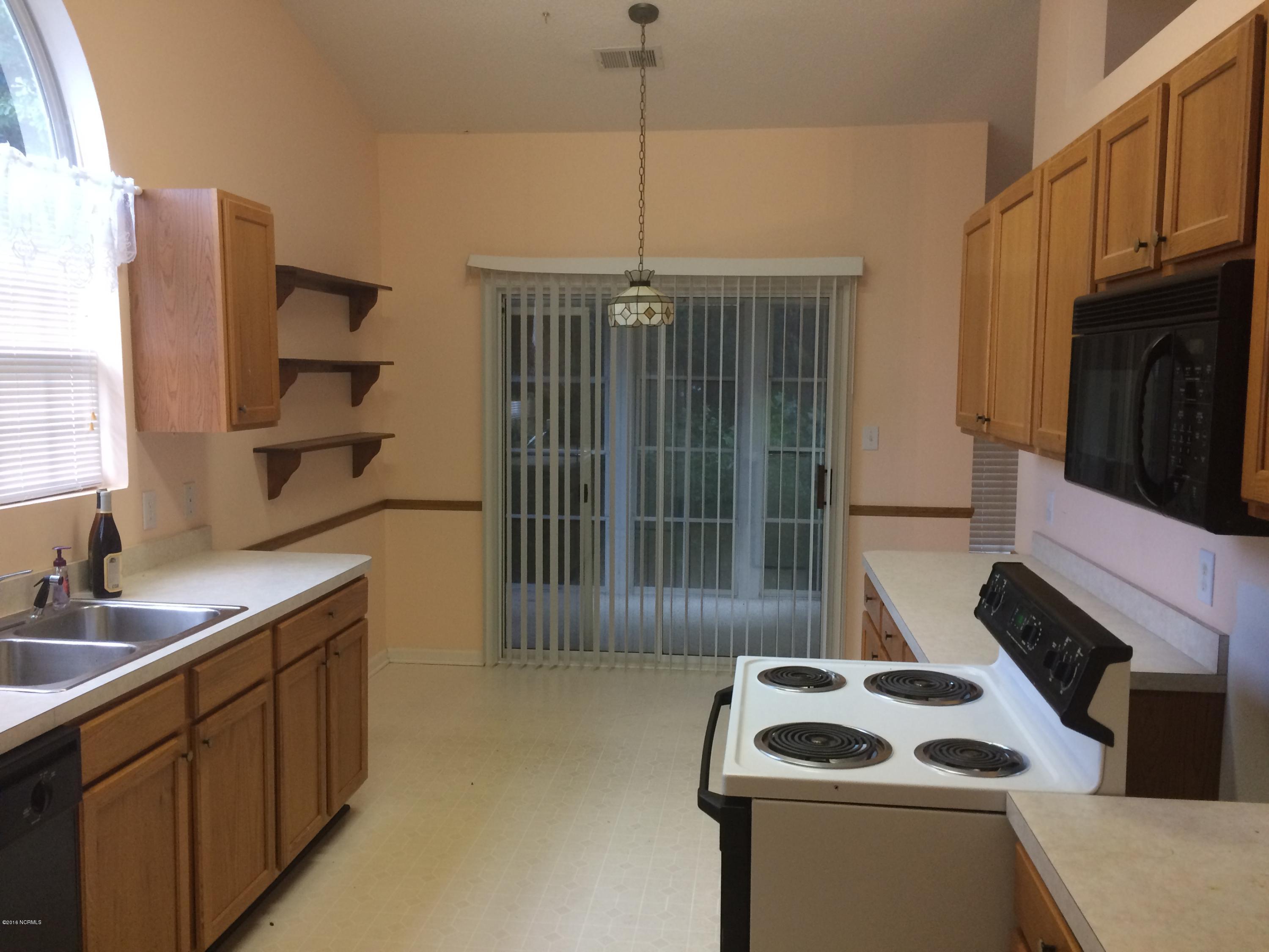421 Deer Path Calabash, NC 28467 - Photo 3 of 9 Kitchen with breakfast nook