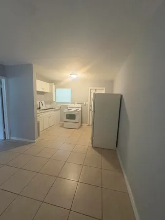 $1,200 | 3172 North 2nd Avenue North, Unit A, Palm Springs, FL 33461
