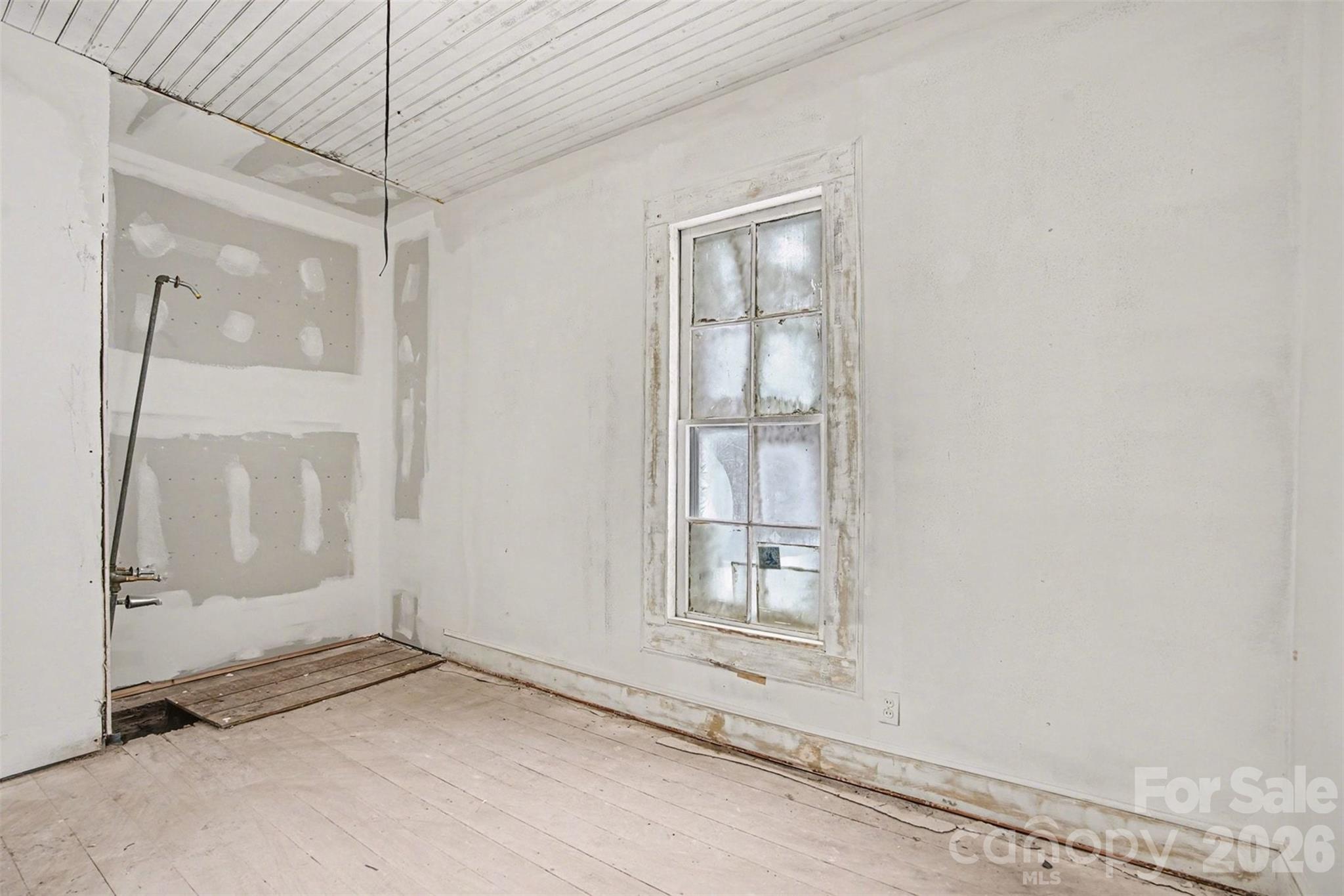 540 South Halifax Street Mount Pleasant, NC 28124 - Photo 8 of 34 an empty room with windows
