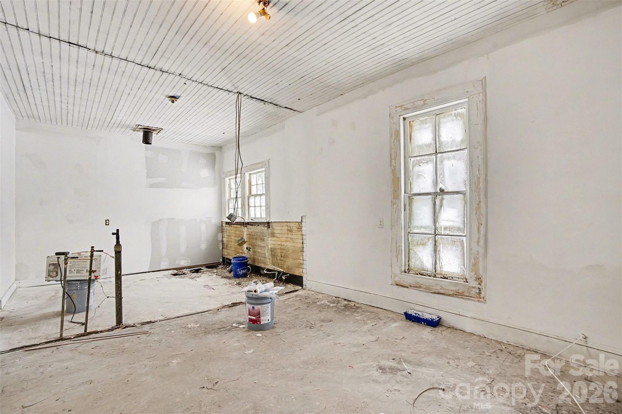 540 South Halifax Street Mount Pleasant, NC 28124 - Photo 9 of 34 an empty room with windows