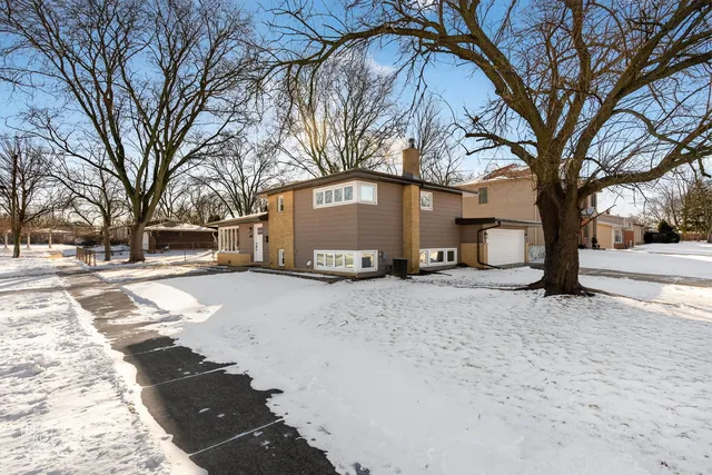 $549,900 | 608 Eastman Drive, Mount Prospect, IL 60056