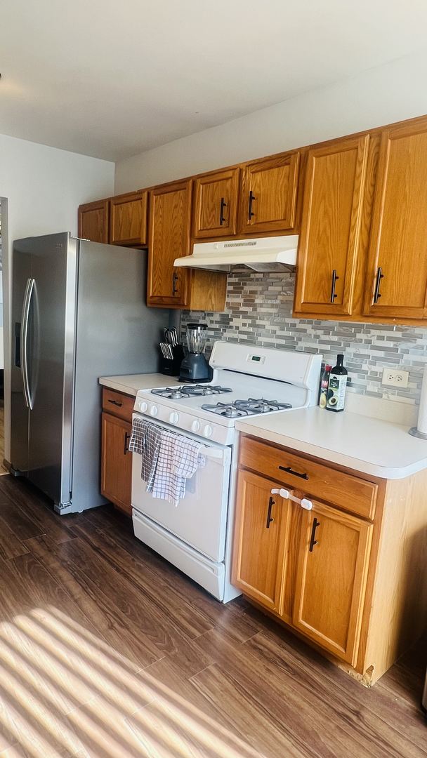 881 North Swift Road, Unit 204 Addison, IL 60101 - Photo 9 of 18 Gallery Image 9
