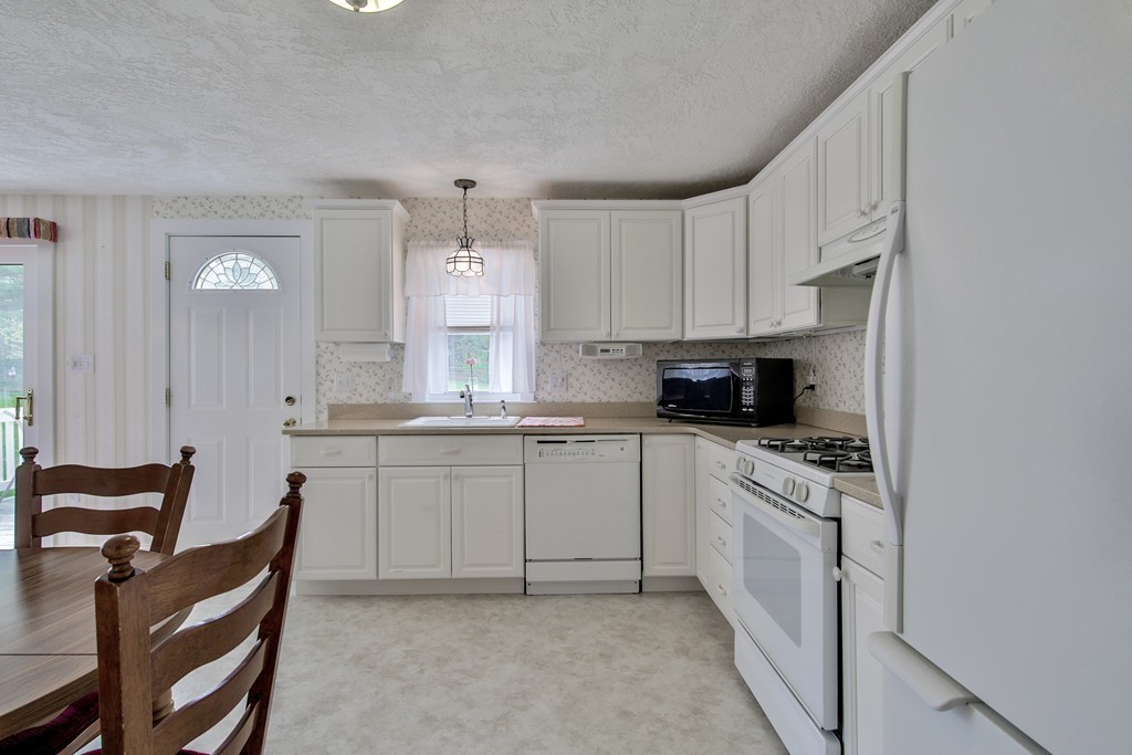 112 Davis Road Bedford, MA 01730 - Photo 4 of 27