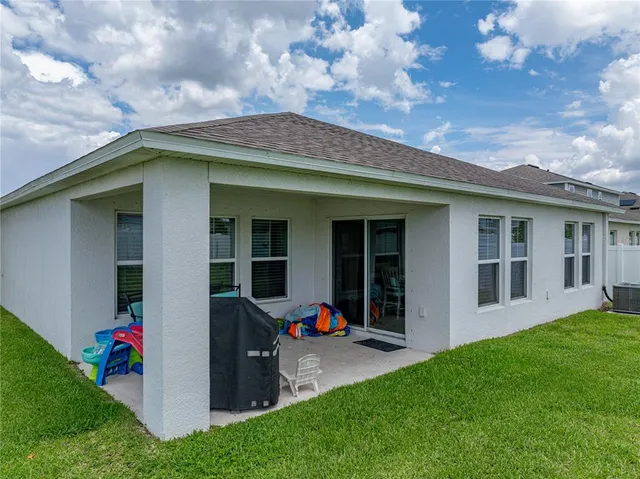 a view of a house with a backyard