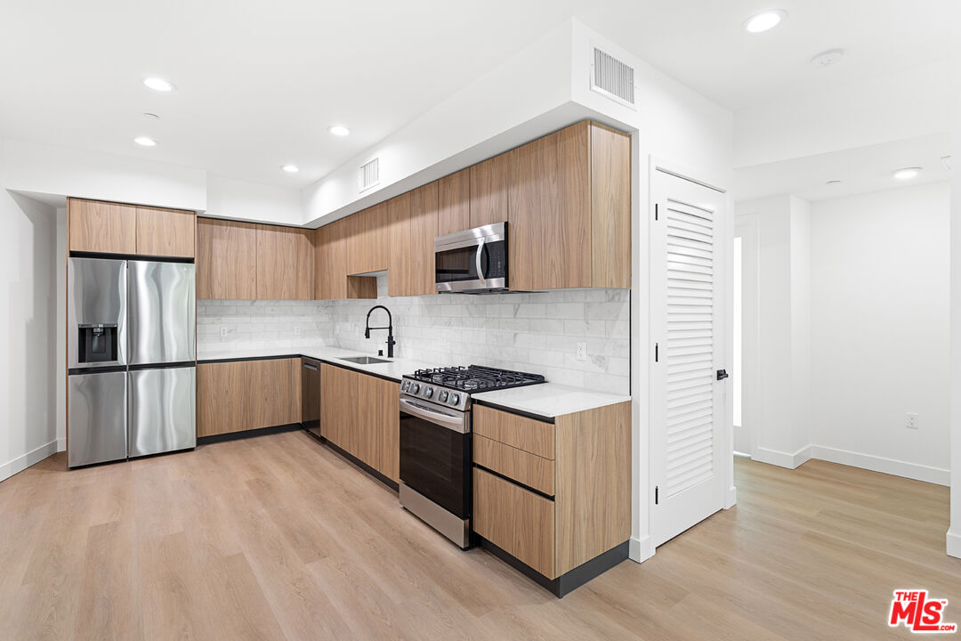 164 Chestnut Street, Unit 402 Pasadena, CA 91103 - Photo 3 of 32