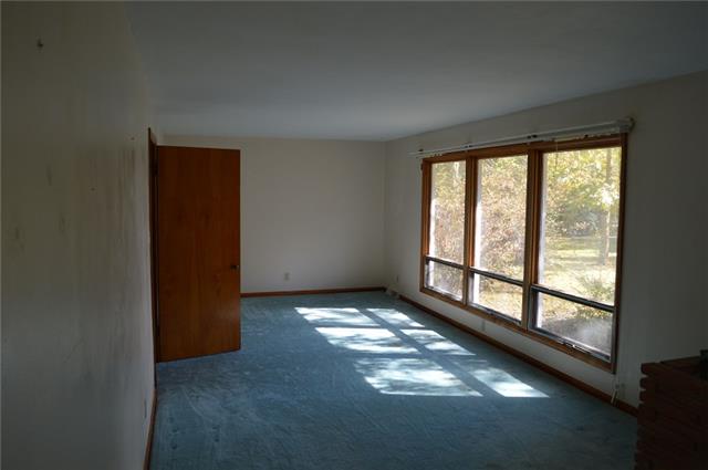 1653 Bible Crossing Road Winchester, TN 37398 - Photo 5 of 17 This huge 35x11 living room has 3 oversize windows to let the natural light in.