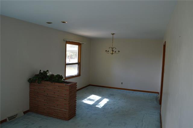 1653 Bible Crossing Road Winchester, TN 37398 - Photo 6 of 17 8x13 dining room combination. Notice the cute ascent divider to separate the living room from the dining room.
