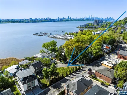 $999,000 | 5 Vista Lane, Edgewater, NJ 07020