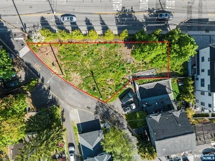 $999,000 | 5 Vista Lane, Edgewater, NJ 07020