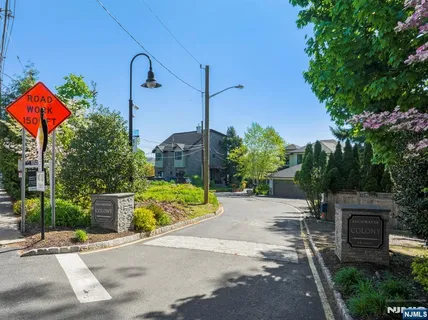 $999,000 | 5 Vista Lane, Edgewater, NJ 07020