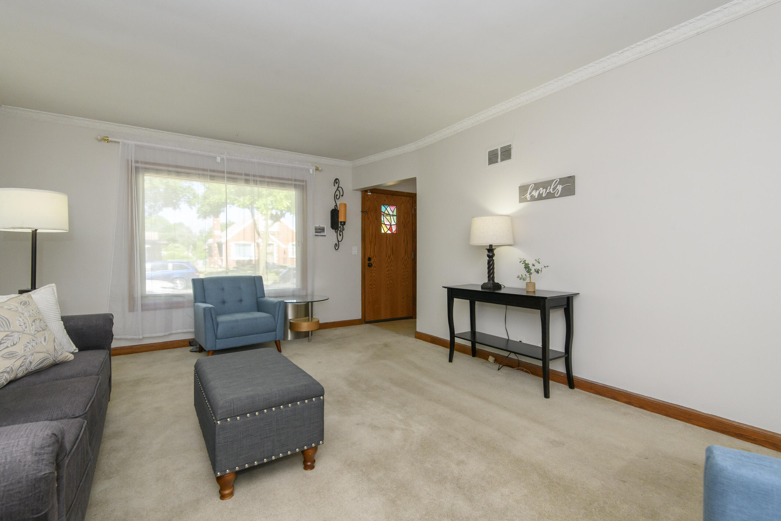 5122 North 65th Street Milwaukee, WI 53218 - Photo 5 of 31 Living Room