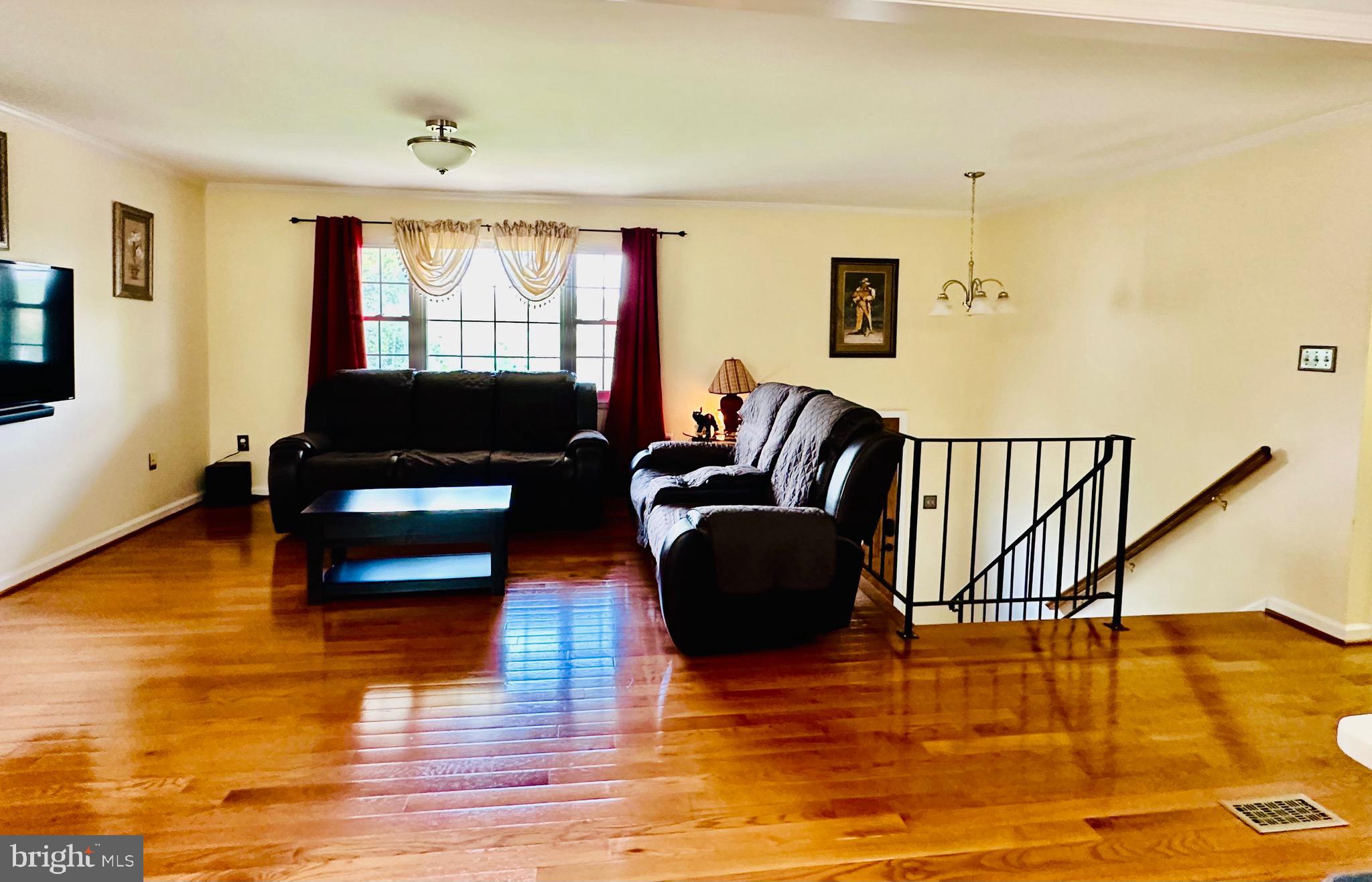 4786 Kelly Road Woodbridge, VA 22193 - Photo 20 of 64 Living room