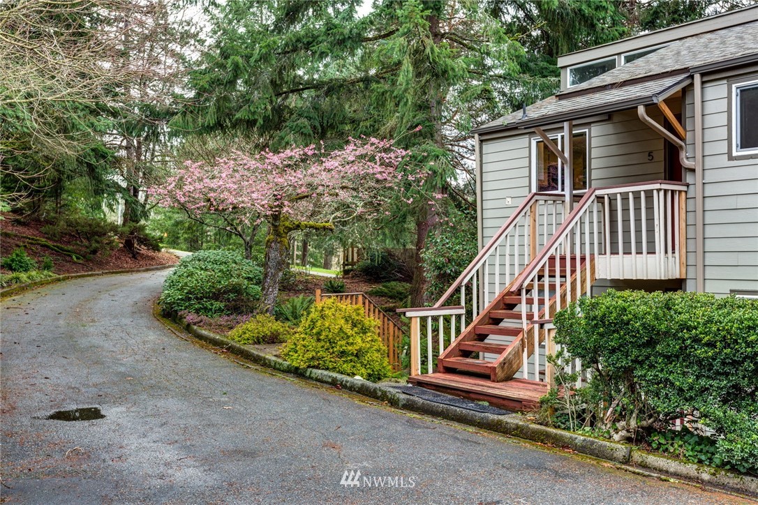 3 Barn View Drive, Unit 5 Bellingham, WA 98229 - Photo 3 of 25 a view of a house with a yard