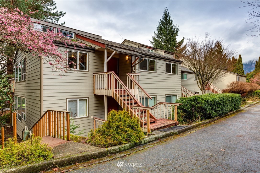 3 Barn View Drive, Unit 5 Bellingham, WA 98229 - Photo 4 of 25 a view of a house with a yard