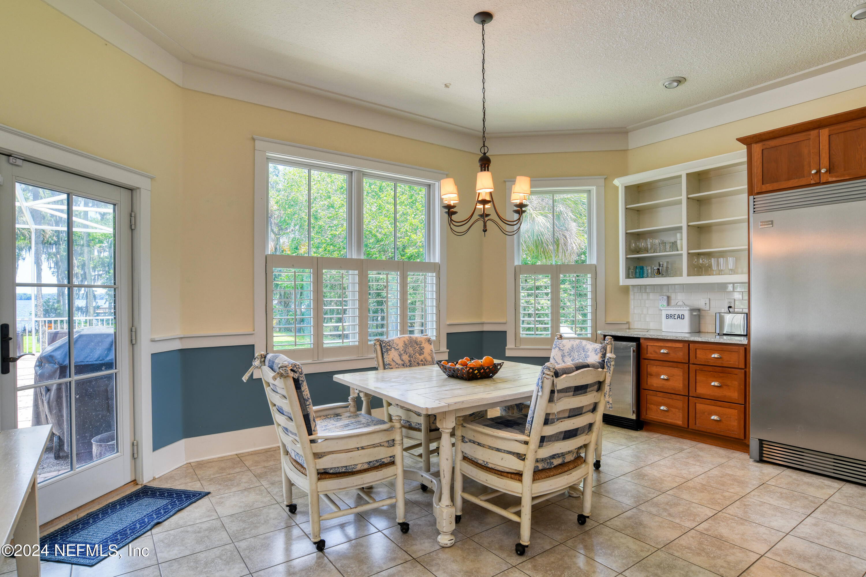 560 Clifton Road Crescent City, FL 32112 - Photo 39 of 73 a dining room with furniture a chandelier and window