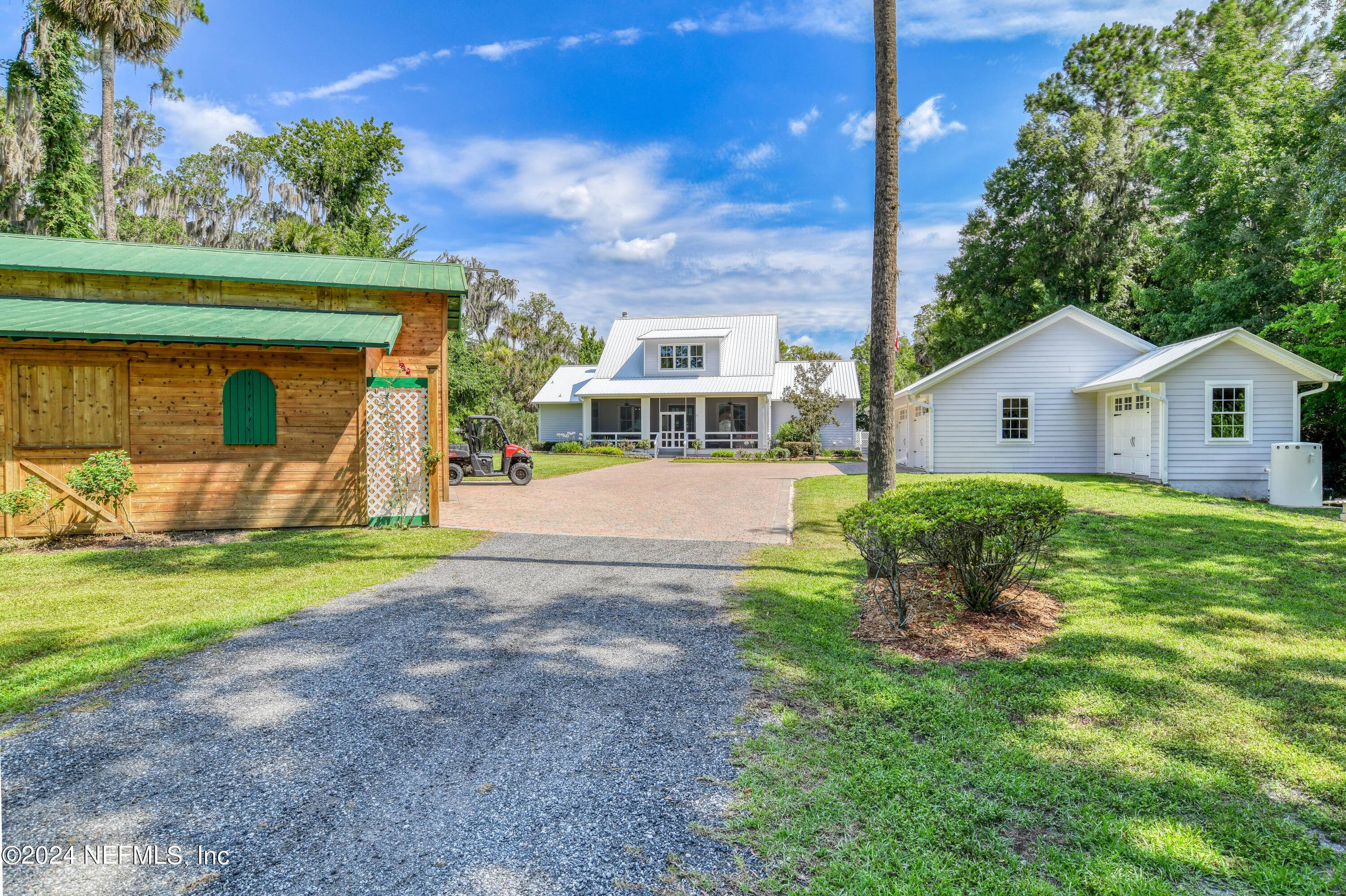 560 Clifton Road Crescent City, FL 32112 - Photo 4 of 73 a front view of a house with a yard and garage
